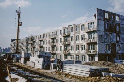 ソ連、ブラツク、イルクーツク、労働者用の新しいアパート建設中 作： ディーン・コンガー