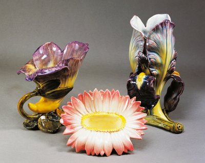 Convolvulus 型の花瓶、デイジー型のキャッシュ ポット、アイリス型の花瓶、1900 年頃、Delphin Massier (1836-1907) 作、アール ヌーボー様式、バーボティン セラミック、Vallauris 製。 フランス、20世紀。 作： Delphin Massier