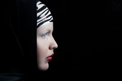 謎の女性のプロフィール 作： Denisa Justusová Šumcová
