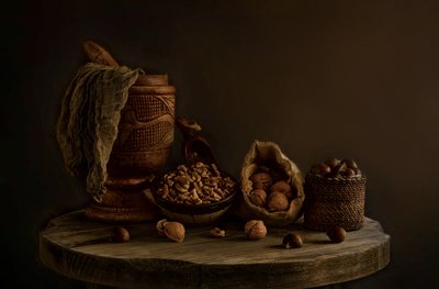素朴なナッツの静物画 作： 