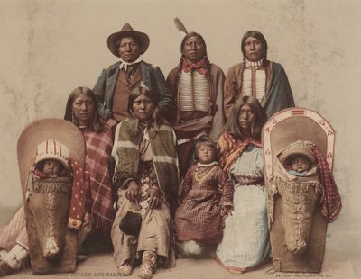 ウテ チーフ セベロと家族、c。 1885 年、1899 年発行。作成者: デトロイト写真会社、チャールズ A. ナスト。 作： Detroit Photographic Company, Charles A. Nast