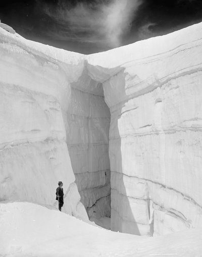 氷の洞窟から見たアスルカン氷河（ブリティッシュ・コロンビア州セルカーク山脈、1902年頃）（モノクロ写真 作： Detroit Publishing Co.
