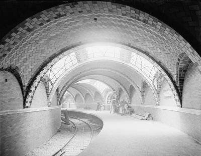 1904年頃、ニューヨークの地下鉄駅「シティ・ホール」（モノクロ写真 作： Detroit Publishing Co.