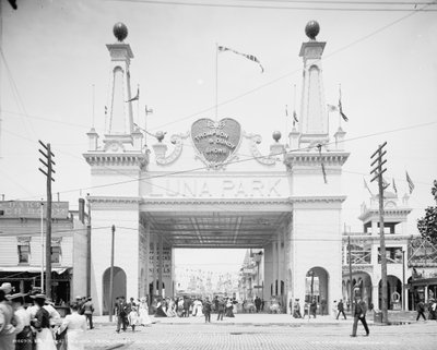 ニューヨークのコニーアイランドにあるルナパークの入り口 作： Detroit Publishing Co.
