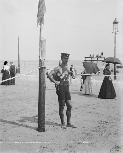 ライフガード（米国ニューヨーク市ブルックリン、ブライトンビーチ、1905年頃）（モノクロ写真 作： Detroit Publishing Co.