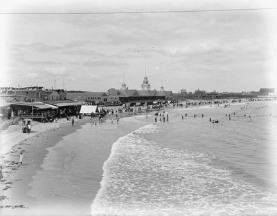 ロードアイランド州、ナラガンセットビーチとピア、1899年頃（モノクロ写真 作： Detroit Publishing Co.