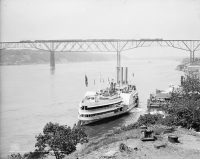 ポキプシー橋の上と下を通過、ニューヨーク州ポキプシー、c.1906 作： Detroit Publishing Co.