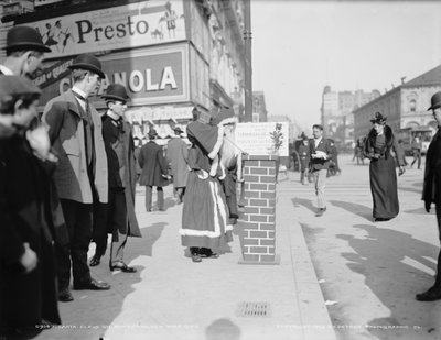 ニューヨークのブロードウェイでボランティア・オブ・アメリカのために寄付を集めるサンタクロース（1903年頃）（モノクロ写真 作： Detroit Publishing Co.