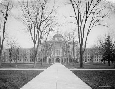 ミシガン大学の大学ホール、1905年頃 作： Detroit Publishing Co.