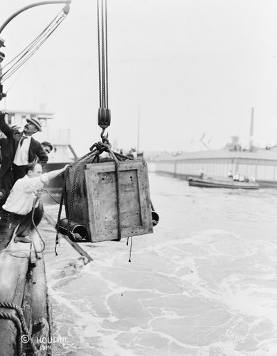 1912年にニューヨーク湾に降ろされたハリー・フーディーニを含む箱（bw写真） 作： Dietz