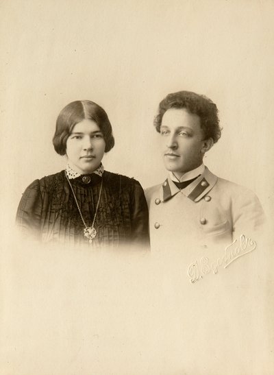 詩人アレクサンドル (アレクサンドル) アレクサンドロヴィチ ブロック (1880-1921) と妻の肖像。 Dmitri Spiridonovich Zdobnovによるシルバーゼラチン写真（19世紀末） 作： Dmitri Spiridonovich Zdobnov