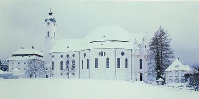雪のヴィースキルヒェの眺め（写真 作： Dominikus Zimmermann
