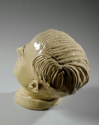 男性の胸像」1934年頃（釉薬のかかった陶器 作： Donald Hastings