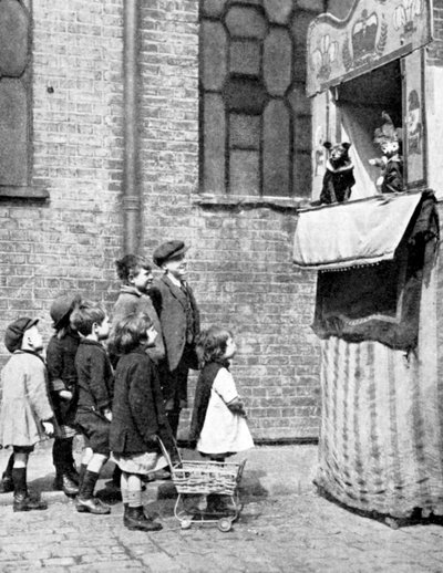 1936年にロンドンのストリートでパンチとジュディのショーを見ている子供たち 作： Donald McLeish