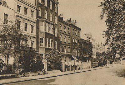 2世紀の平和を今も維持しているケンジントンスクエア、c1935。 作： Donald McLeish