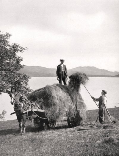 スコットランドのローモンド湖の岸にあるワゴンに干し草を積んで、1924-1926年。 作： Donald McLeish
