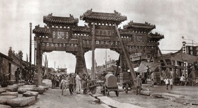 北京旧市街の通り 作： Donald Mennie