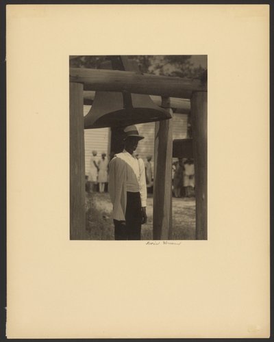 [鐘の下に立つ黒人］ 作： Doris Ulmann