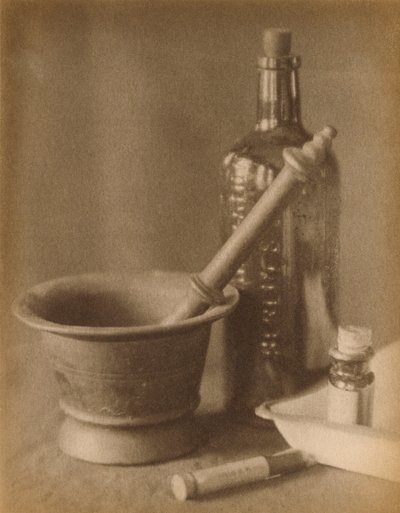 暗室の静物画 by Doris Ulmann 作： Doris Ulmann