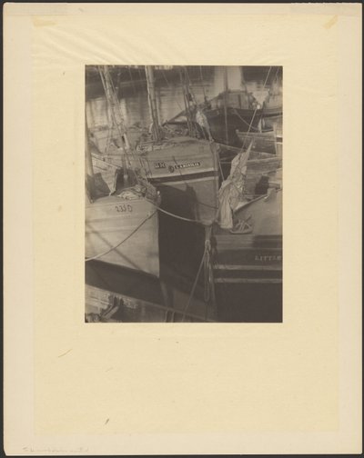 [帆を張った漁船で賑わう港]。 作： Doris Ulmann
