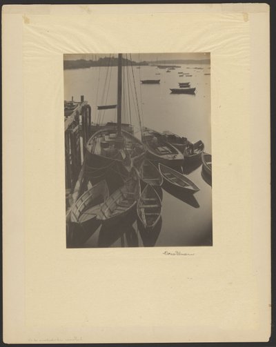 [港、帆船とスキフを前景に]。 作： Doris Ulmann