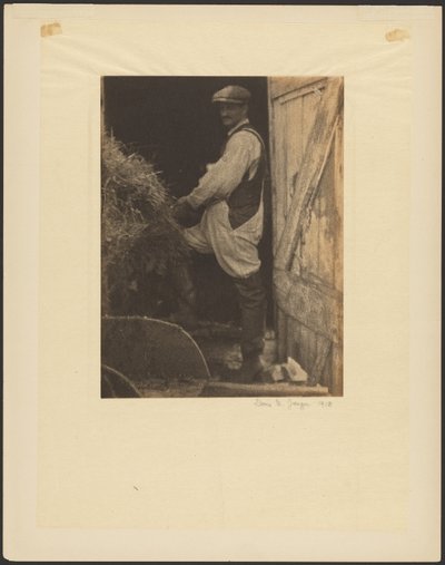 [納屋の戸口にいる口髭と帽子の男] 作： Doris Ulmann