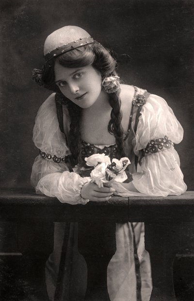 メイアッシュ、女優、1900年代。 作： Dover Street Studios
