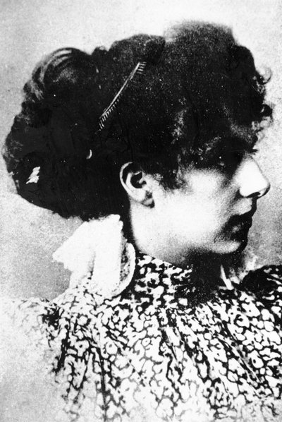 少女時代のマタ・ハリ（モノクロ写真 作： Dutch Photographer