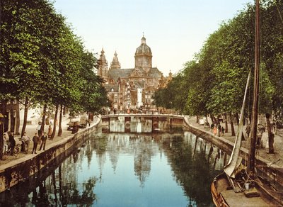 Voorburgwalを下ってSt. Nicholas Basilica、アムステルダム、パブに向かって眺めます。 c。1900 作： Dutch Photographer