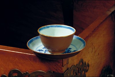 バタビアンウェアカップアンドソーサー、沈没船「ゲルデルセン」の貨物、1750年頃 作： Dutch School
