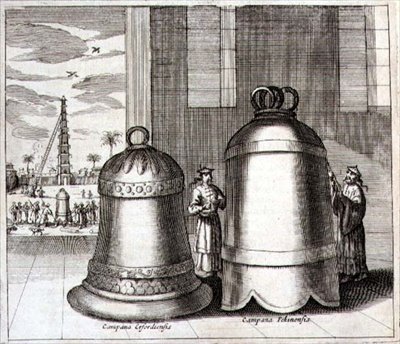 エアフルトの大鐘と北京の大鐘、アタナシウス・キルヒャー（1601-80）の「China Illustrated」より 1667年（彫刻作品） 作： Dutch School
