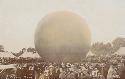 1909 年 8 月 2 日、ダービーシャーのイルケストン フラワー ショーでの熱気球 作： EB Turner
