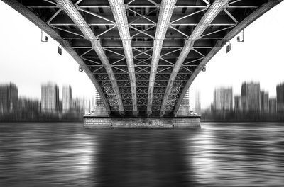 都市の橋の下 作： EM-Photographies