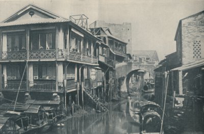 貧困と苦痛の不愉快な家に通じる橋の下の汚れた水、c1935 作： ENA