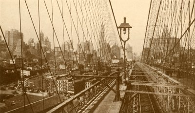 ブルックリン吊り橋、c1930のケーブルのネットワークを通して見たロウアーマンハッタン。 作： ENA