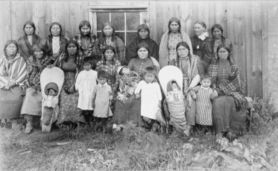 ケイトマクベス（d.1915）とNez Perce Womens Sewing Societyの女性 作： E. Jane Gay