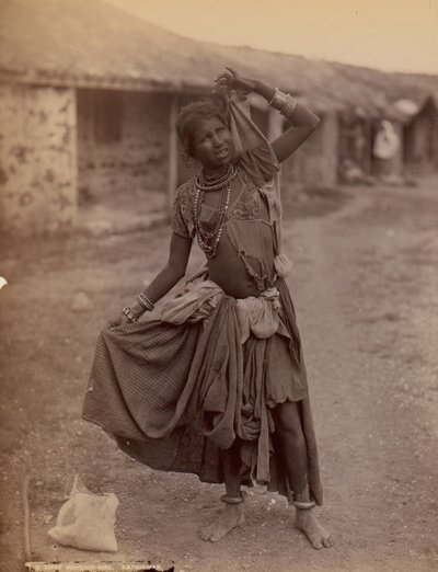 [ジプシーの踊る少女、カティアワール]、約。 1915年。 作： E. Taurines