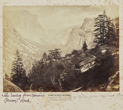 カリフォルニア、ヨセミテ・バレー。コマ（月）岩からの渓谷 作： Eadweard J. Muybridge