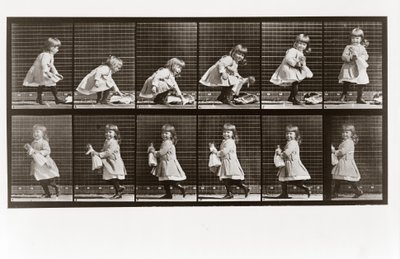 人形で遊ぶ子供、アニマルロコモーションのプレート481、1887 作： Eadweard Muybridge
