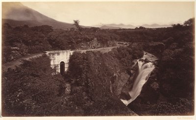 ミハトヤの滝--グアテマラ、パリン 作： Eadweard Muybridge