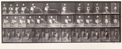 水のバケツを投げるメイド、「動物の移動」からのプレート404、1887 作： Eadweard Muybridge