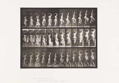 プレート105振り返る、階段を上る、左肩の水瓶 作： Eadweard Muybridge