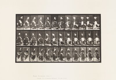 プレート107。水の入ったバケツとほうきを持って階段を上がろうとする姿 作： Eadweard Muybridge