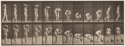 プレート225。肩から地面へのウォータージャーの取り外し 作： Eadweard Muybridge