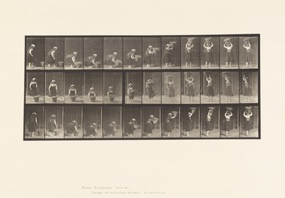 プレート230.地面から頭まで30ポンドのバスケットを持ち上げる、回転、1885 作： Eadweard Muybridge