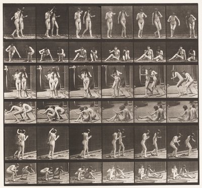 プレート245。地面に座って周りを回る2つのモデル 作： Eadweard Muybridge