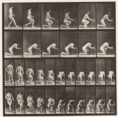 プレート254。ひざまずいて、椅子にひじ、握りしめられた手 作： Eadweard Muybridge