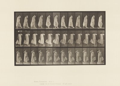 プレート37。ウォーキング、左手用ドレス、顔に右手、1872〜1885 作： Eadweard Muybridge