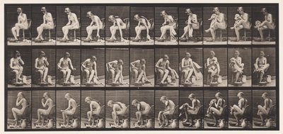 プレート411。座りながらタオルを持ち上げ、足を拭く、1872〜1885 作： Eadweard Muybridge