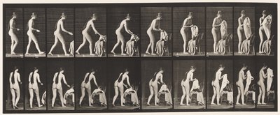 プレート415。トイレ、服を着る準備をしている 作： Eadweard Muybridge
